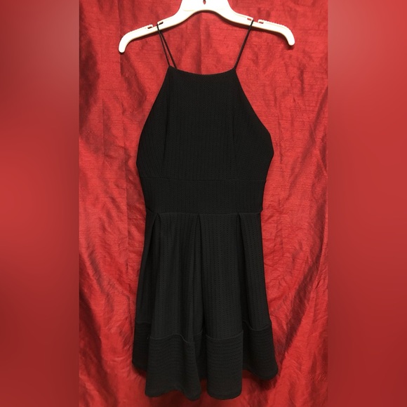 Black twik cross back fluttery above the knee dress - Picture 1 of 6